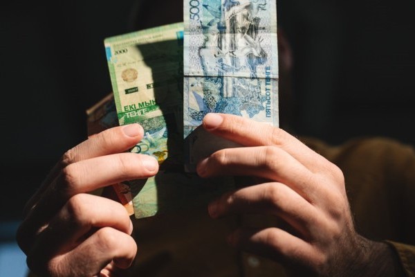 Банкиры в Казахстане оформили миллионные кредиты на похищенных граждан 