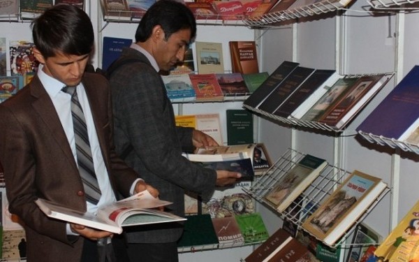 В Душанбе проходит книжная выставка-продажа, приуроченная ко Дню книги