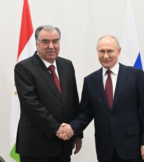 Эмомалӣ Раҳмон ва Владимир Путин суҳбати телефонӣ анҷом доданд 