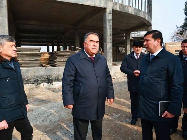 В Худжанде строят новый двухэтажный торговый центр