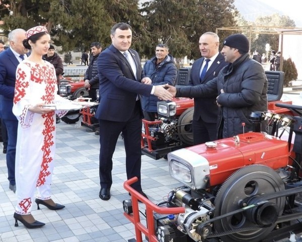 Дехканам ГБАО передали тракторы и мотоблоки по случаю праздника Сада