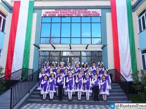 В Душанбе будут контролировать производство и закупку школьной формы