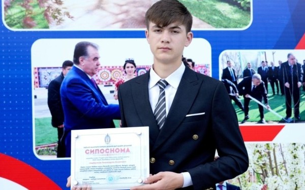 Школьника из Душанбе наградили за спасение девушки, бросившейся в реку
