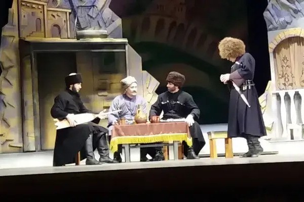 «Творческий триумф»: Областной театр Хорога представил спектакль «Трон султана Махмуда»