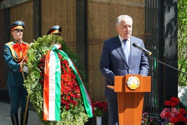 Хоки рамзӣ аз маҳалли дафни қаҳрамонони Тоҷикистон ба Душанбе оварда мешавад