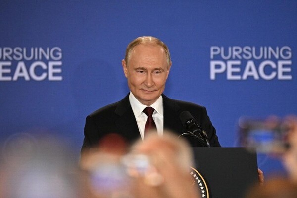 Путин дар сафар ба Чин бо Си Ҷинпин дар бораи ҷаҳони чандқутбӣ ва равобити дуҷониба гуфтугӯ мекунад