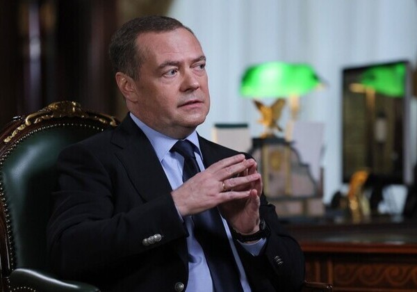 Медведев: “Иттиҳоди Аврупо аз ҳушдорҳои Русия чашмпӯшӣ мекунад”
