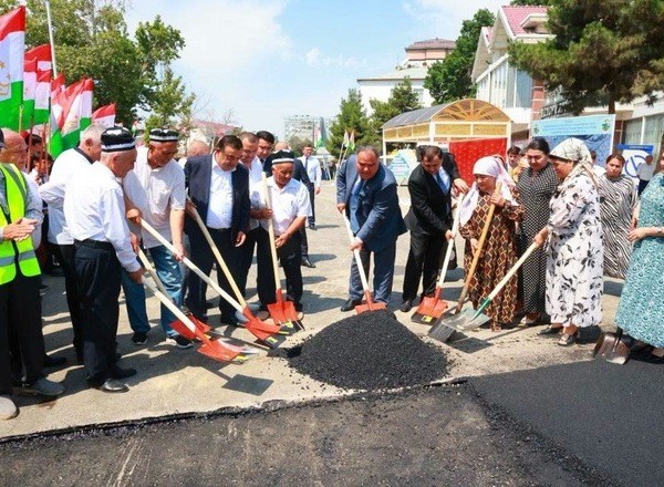 В Б. Гафуровском районе асфальтируют две улицы