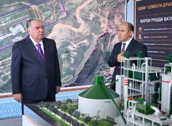 Президенти кишвар ва шаҳрдори Душанбе ба корҳои сохтмонӣ дар Корхонаи истеҳсоли семент оғоз бахшиданд
