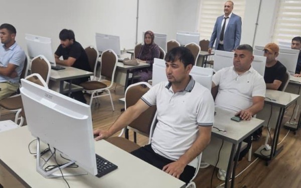 В Душанбе открыли бесплатные курсы для мигрантов перед экзаменами в России