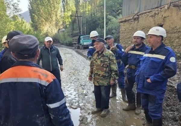 В Айнинском районе после селя восстанавливают электросети