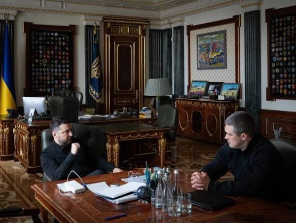 Тағйири ҷанҷолӣ дар Киев: Зеленский вазири дифоъро барканор кард