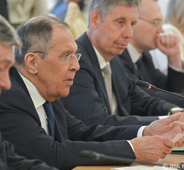 Лавров: “Бо ҳамаи тарафҳои даргир дар буҳрони Халиҷи Форс дар тамос ҳастем”