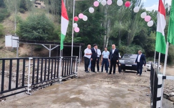 В Пенджикенте жители двух сел за свой счет построили автомобильный мост