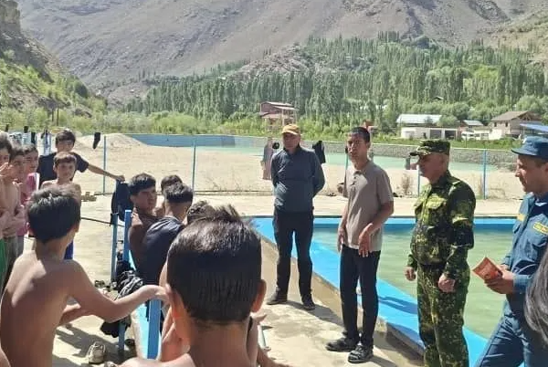 Безопасность на воде: в Шугнане сотрудники КЧС побеседовали с местными отдыхающими