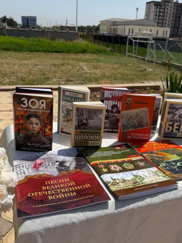 «Живая память на книжных страницах»: школьникам в Шахринаве передали книги о Великой отечественной войне