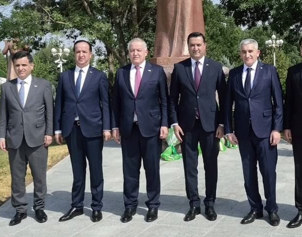 Сироҷиддин Муҳриддин дар назди муҷассамаи Сайидо Насафӣ гулдаста гузошт