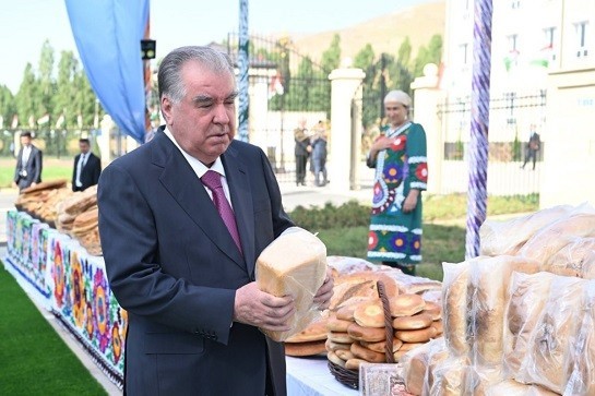 Боздиди Пешвои миллат аз намоиши маҳсулоти кишоварзӣ ва ҳунарҳои мардумии сокинони Файзобод