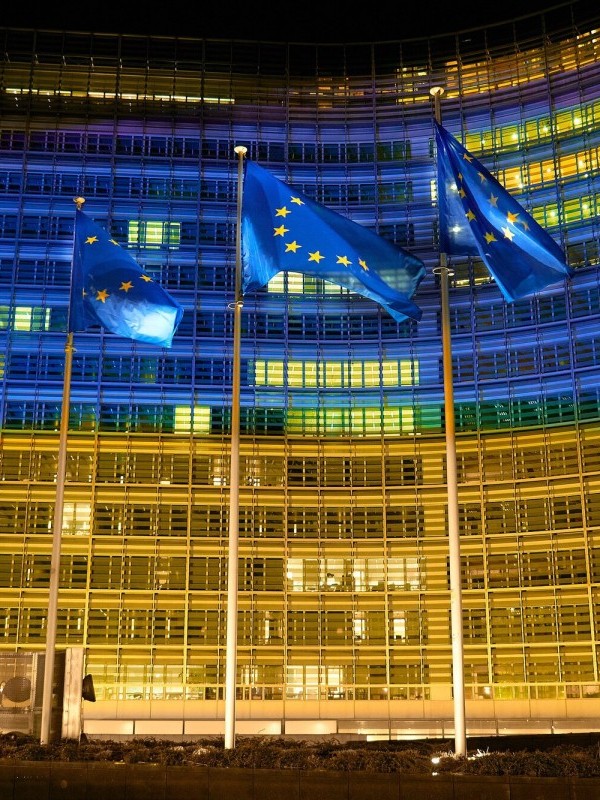 Қароргоҳи Иттиҳоди Аврупо бо рангҳои парчами Украина равшан карда шуд