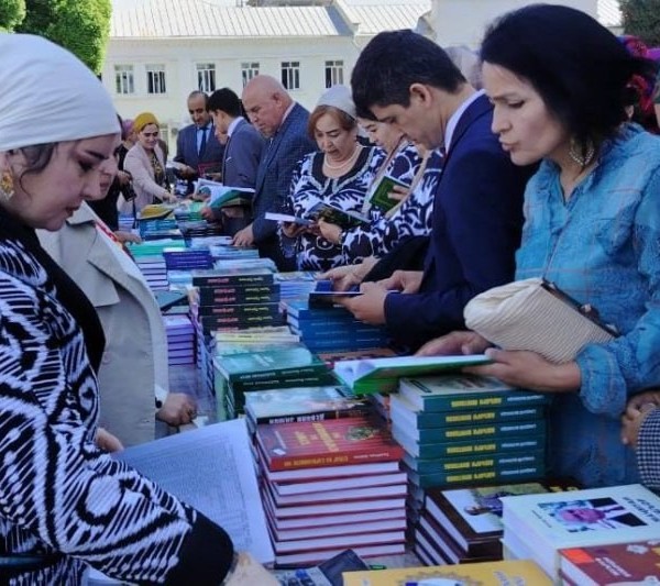 Дар намоиш-фурӯши китобҳо намунаҳои осори адибони классик ва муосири ватаниву хориҷӣ пешниҳод мегардад