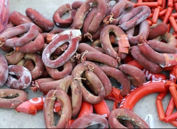В колбасном цехе «Ориёни» в Душанбе нашли 110 кг просроченной продукции