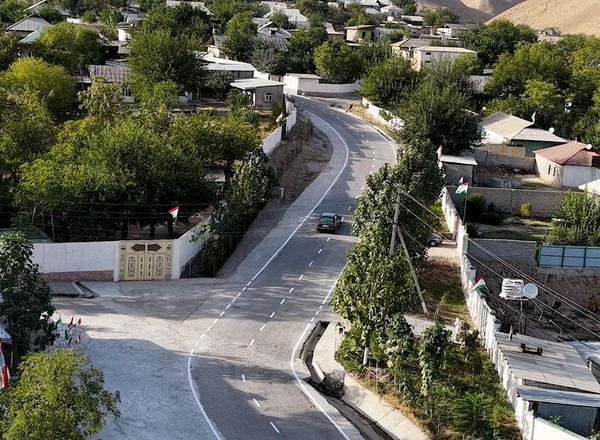 В селах Дангары открыли новые дороги, школу и систему водоснабжения