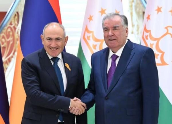Президенти мамлакат бо сарвазири Арманистон Никол Пашинян мулоқот карданд 