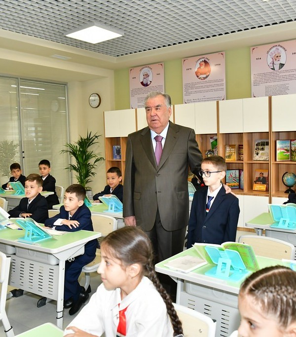 В Душанбе открыли частную школу с обучением на трех языках 