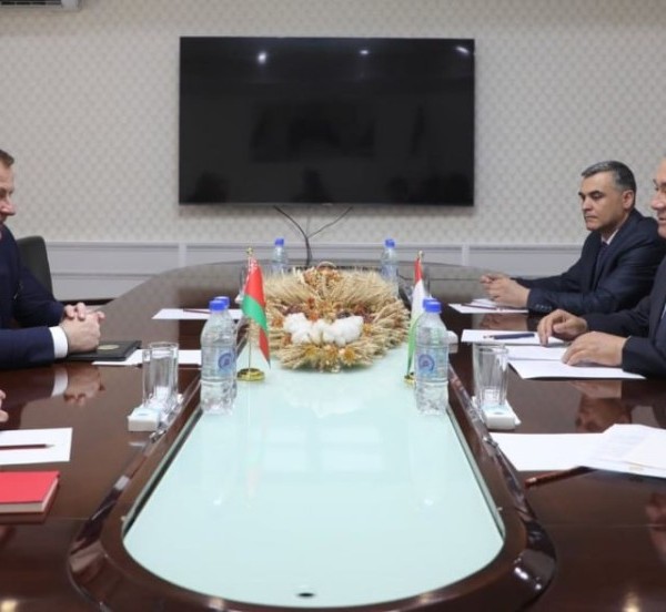 Вазири кишоварзӣ бо сафири Беларус дар Тоҷикистон масъалаи рушди тухмипарварӣ ва чорводориро баррасӣ карданд
