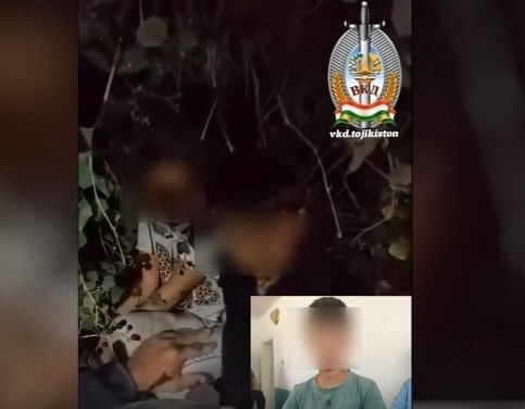 Ду кудак бо дастони баста дар ғори Муъминобод пайдо шуданд