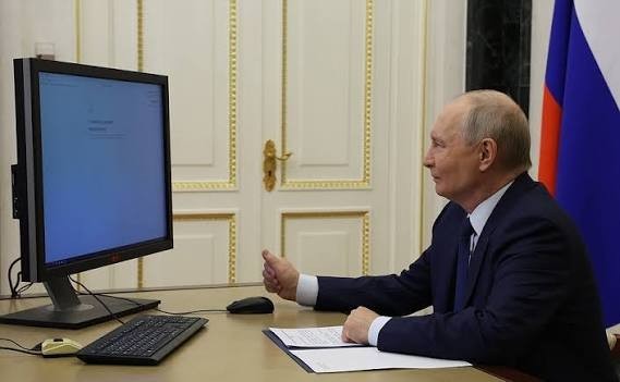Путин ба шакли онлайнӣ дар интихоботи Думаи давлатӣ овоз дод