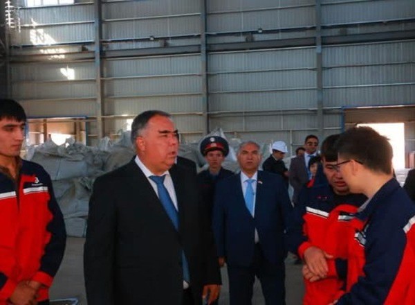 В Пенджикенте строят новые заводы по производству олова и напитков