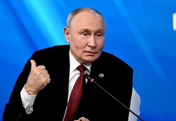 Путин: “Ҷаҳон аз шуҷоат ва муқовимати мардуми Эрон дар ҳайрат аст”
