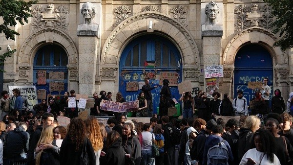 Во Франции на фоне протестов школьников пострадали более 100 школьных зданий