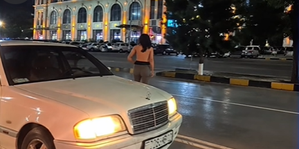 В Худжанде установили личность девушки с вирусного видео на проспекте Сомони 