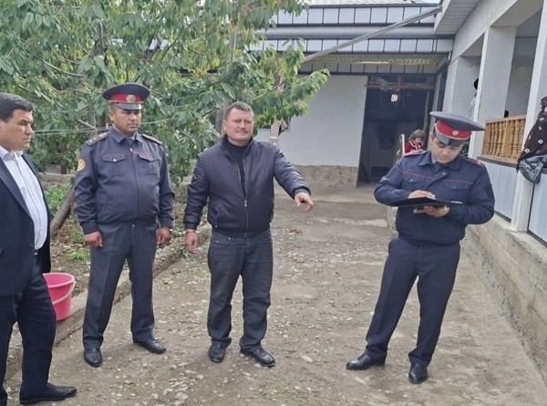 В Шахристане пьяный мужчина с ножом угрожал убийством соседу