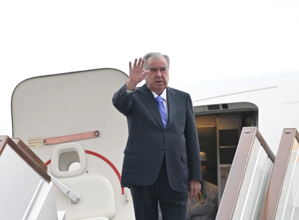 Президенти кишвар бо сафари корӣ ба Ҷумҳурии Озарбойҷон рафтанд 

