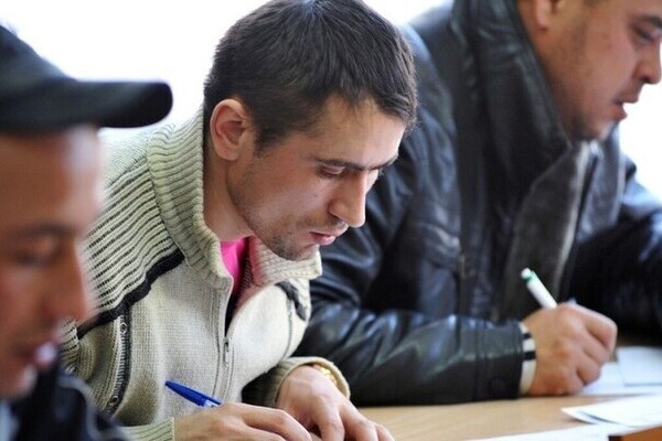 Таджикских мигрантов могут освободить от экзамена по русскому языку в России