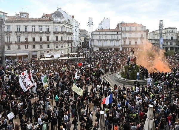 Во Франции массовые протесты переросли в беспорядки: протестующие подожгли мэрию, задержаны 1,2 тыс. человек