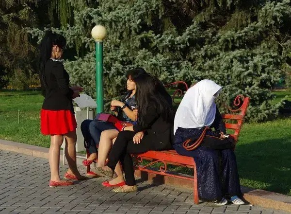 В Кыргызстане возмутились призывом одевать девочек закрыто из-за приставаний мужчин 