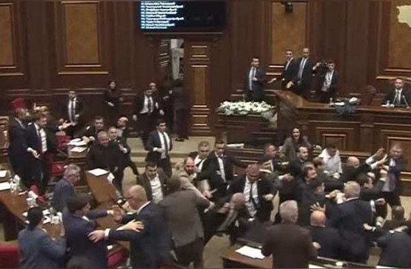 В парламенте Армении депутаты устроили драку прямо во время заседания