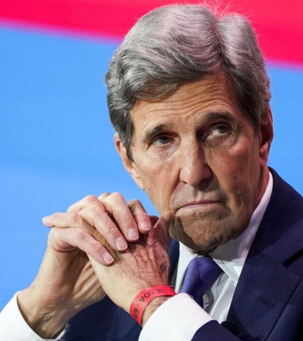 Ҷон Керрӣ: “Трамп бар асоси фарзияҳои ғалат ба Эрон ҳамла кард”