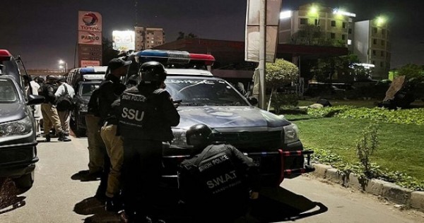 Семь человек погибли в ходе атаки террористов на здание полиции в пакистанском Карачи