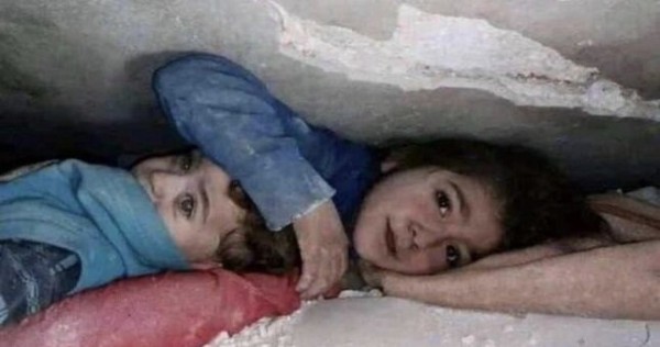 В Сирии 7-летняя девочка почти сутки защищала брата под завалами