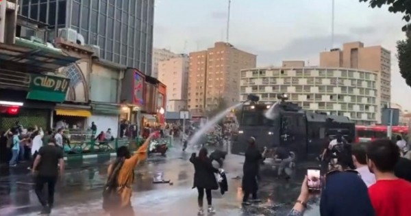 В Иране третий день продолжаются протесты из-за смерти девушки после задержания полицией нравов