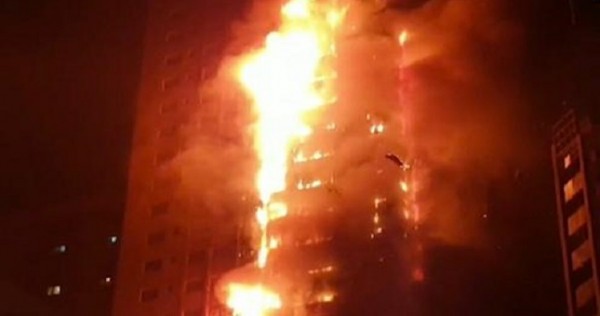 В ОАЭ 12 человек пострадали при пожаре в 47-этажном небоскребе