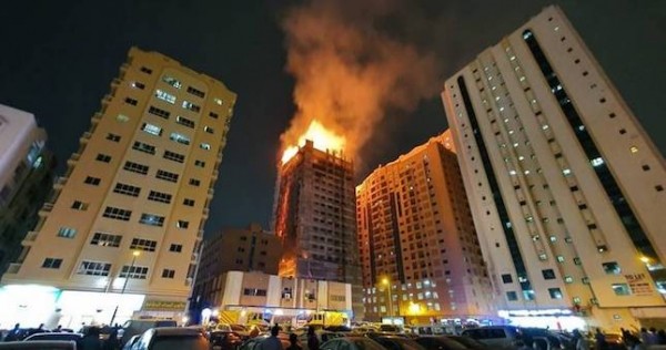 В ОАЭ загорелся небоскреб