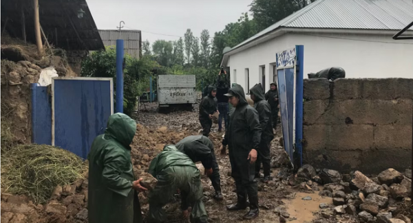 Из-за наводнений в Казахстане туркменистанцы возвращаются на родину