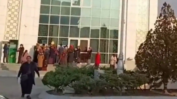 В Ашхабаде возникли очереди за наличными у банкоматов