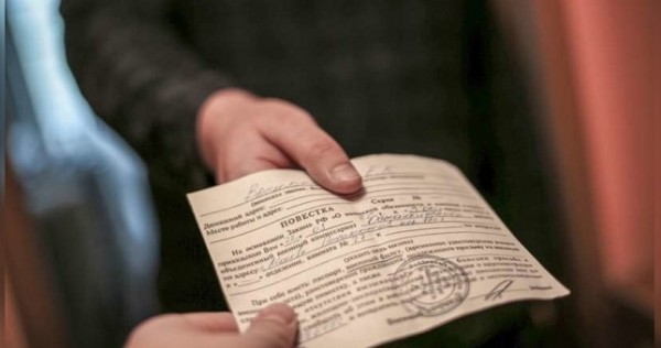 В Санкт-Петербурге на церемонии приема в российское гражданство 11 мигрантам вручили повестки